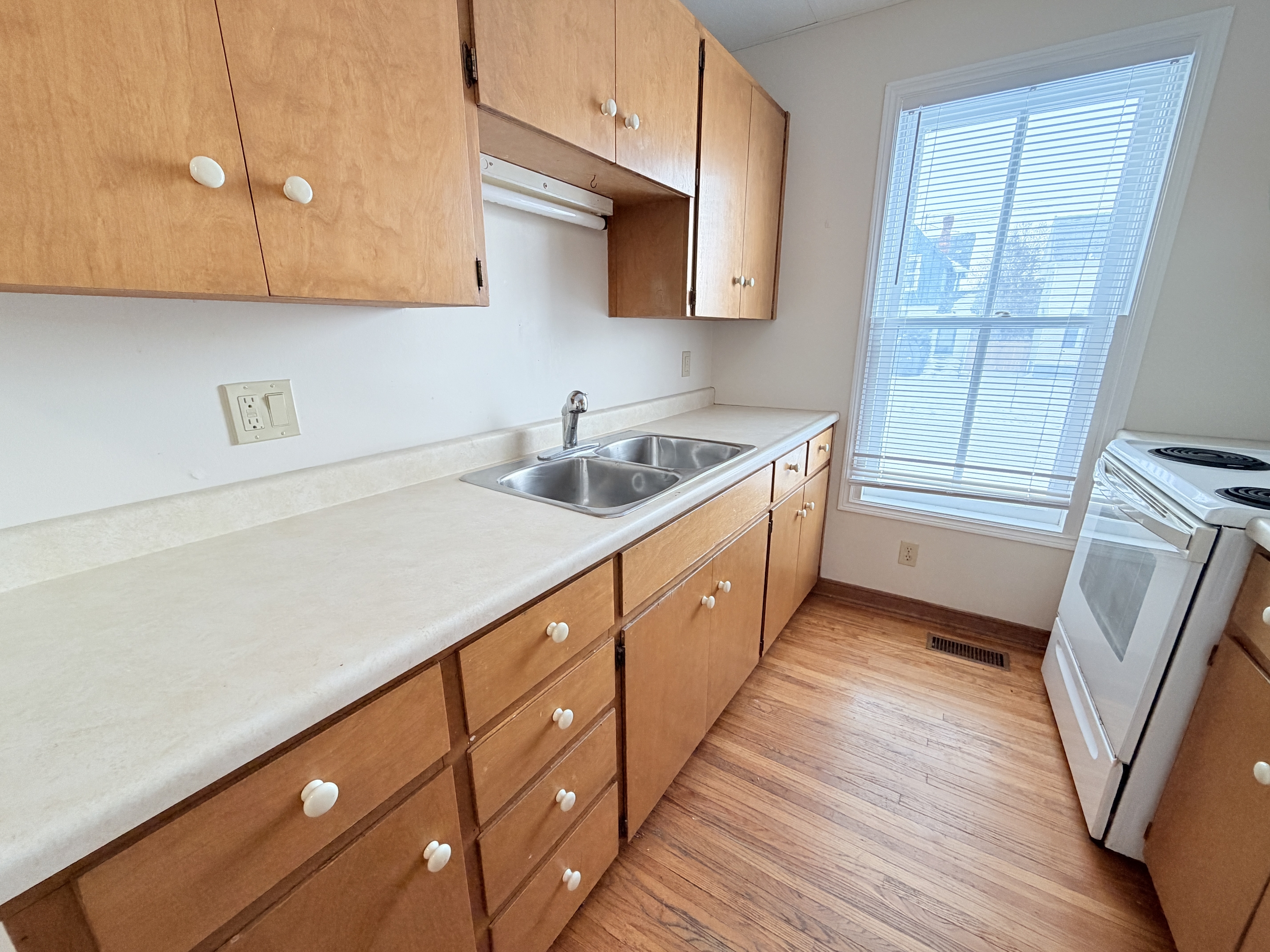 Sarnia Condo: 195 / 197 Euphemia St N