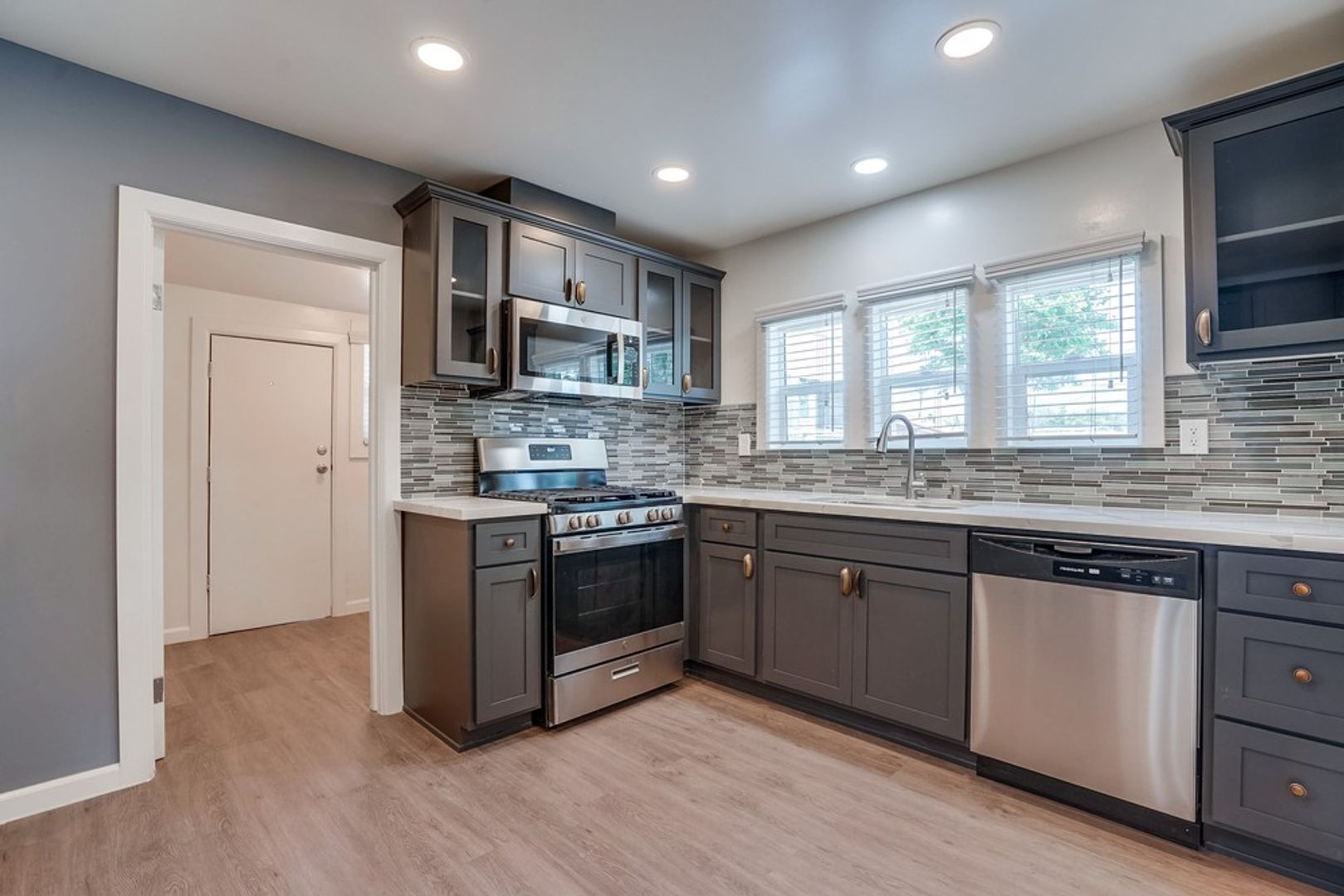 Los Angeles Condo: 627 W 92nd St