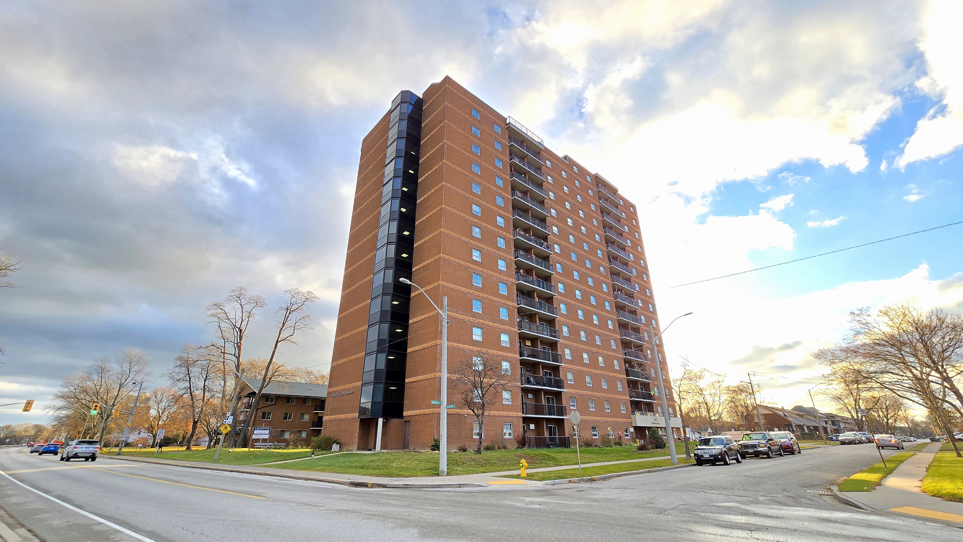 Windsor Condo: 140 Bridge Ave
