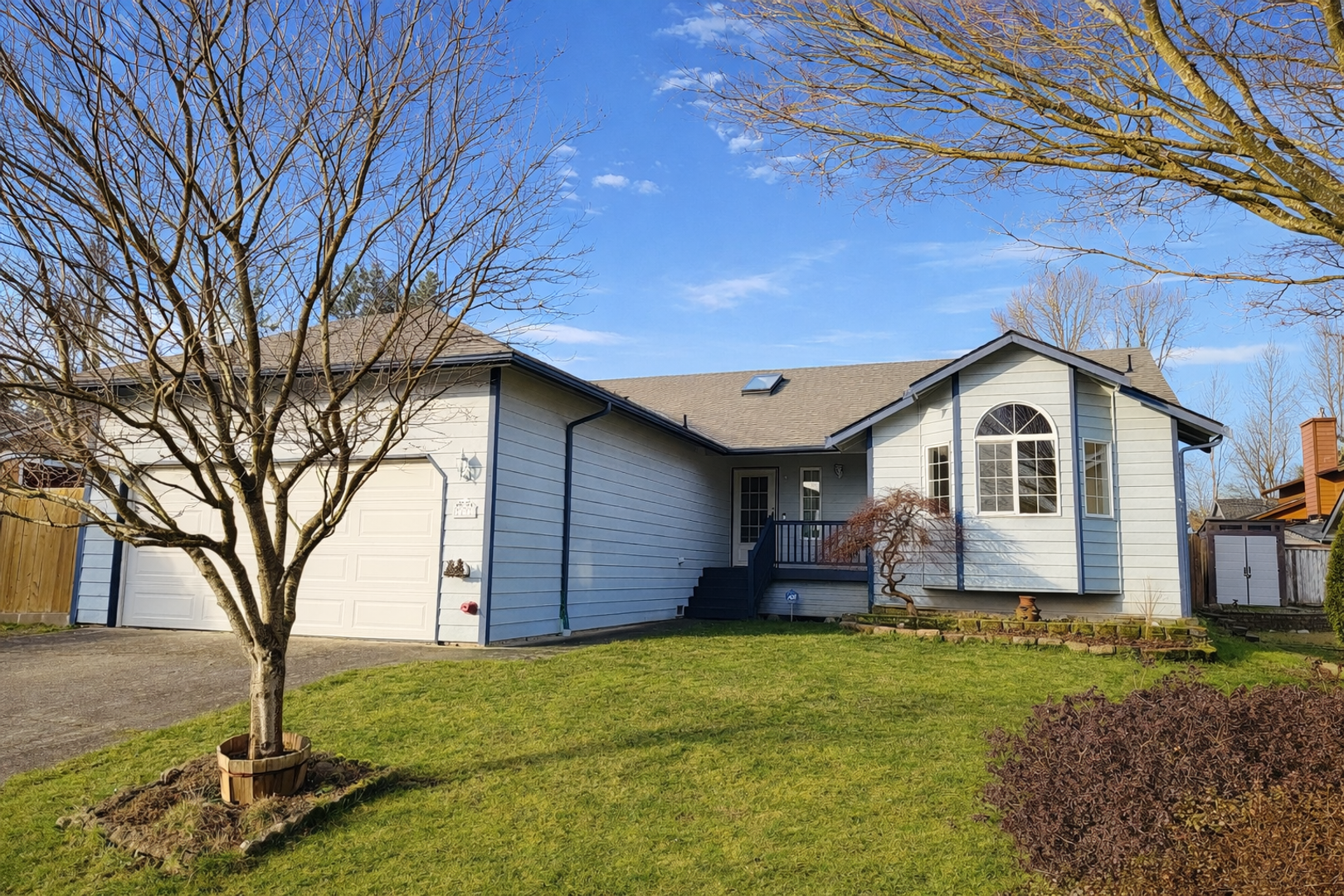 Everett House: 23 113th PL SE