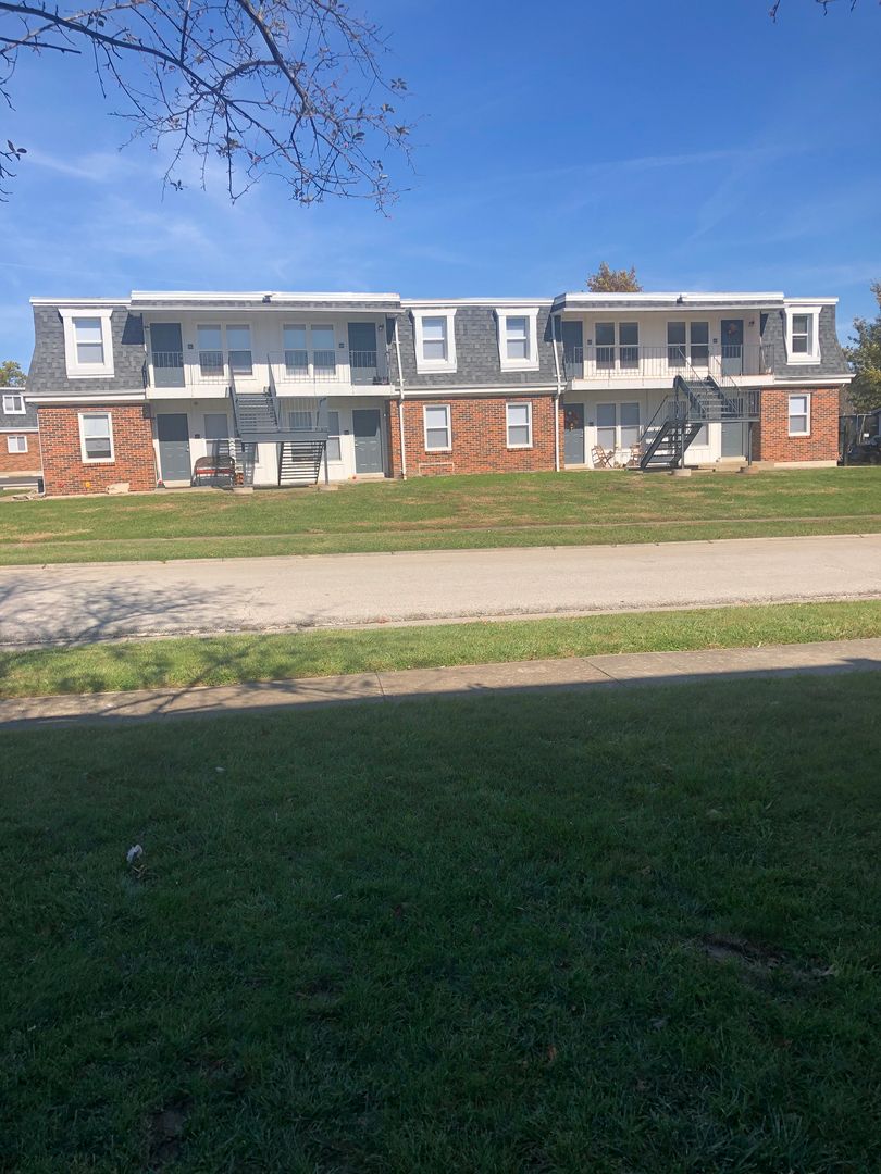 Warrenton Apartment: 100 Arlington Way