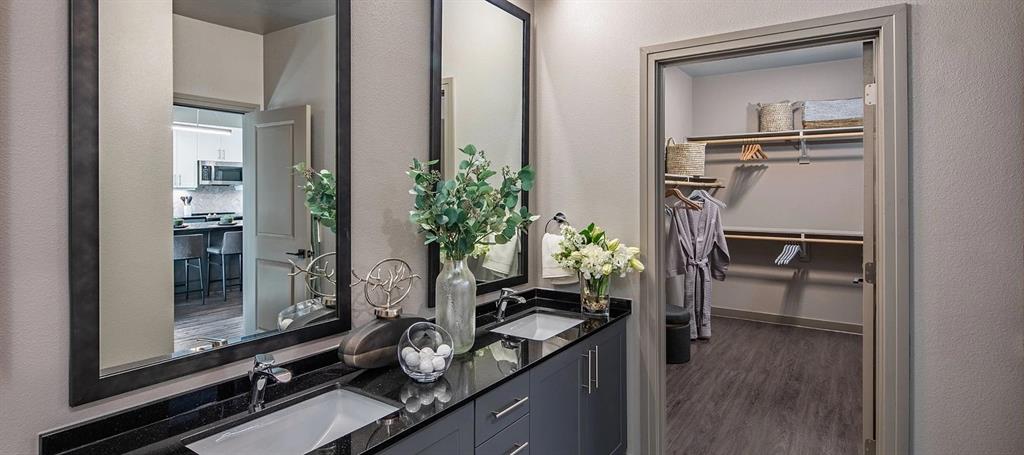 Irving Condo: 880 Lake Carolyn Parkway