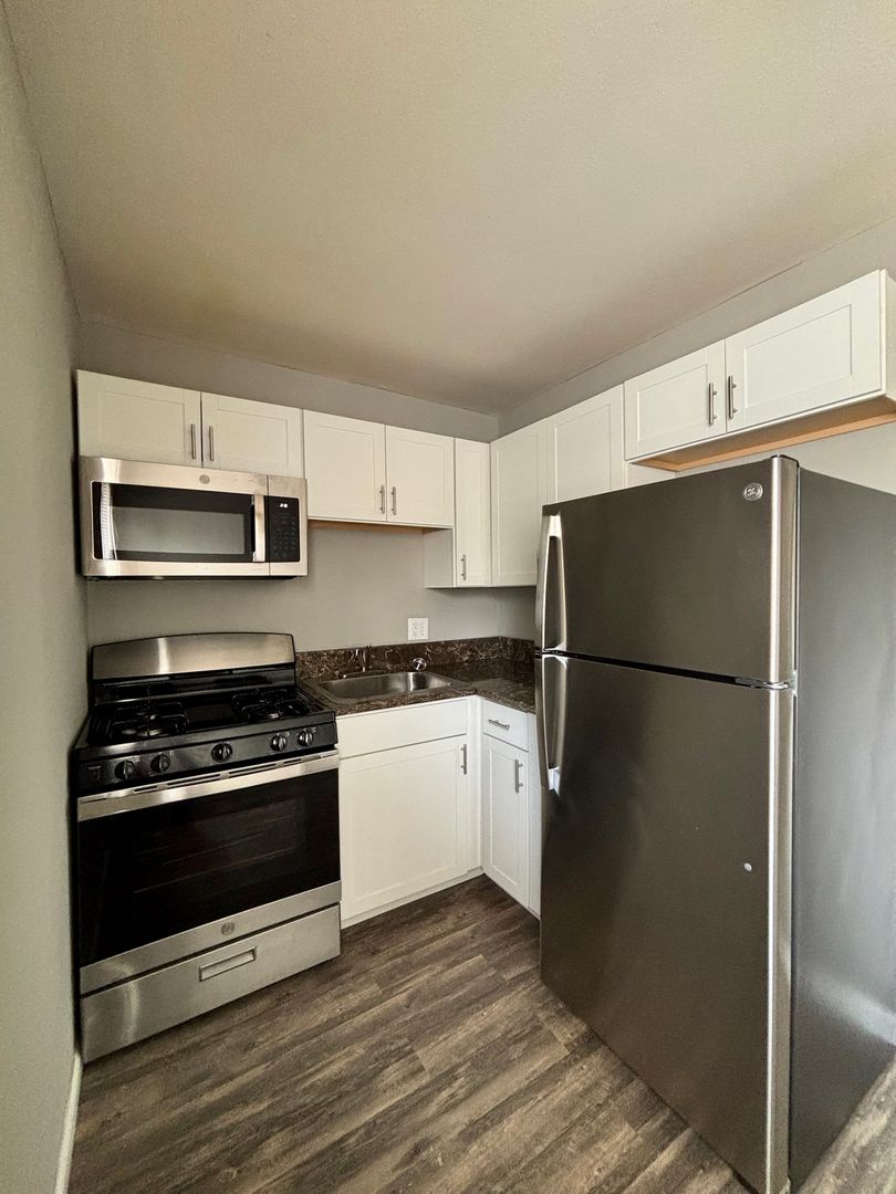 Warrenton Apartment: 100 Arlington Way