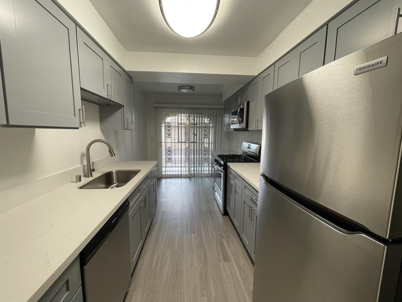 Costa Mesa Apartment: 400 Merrimac Way