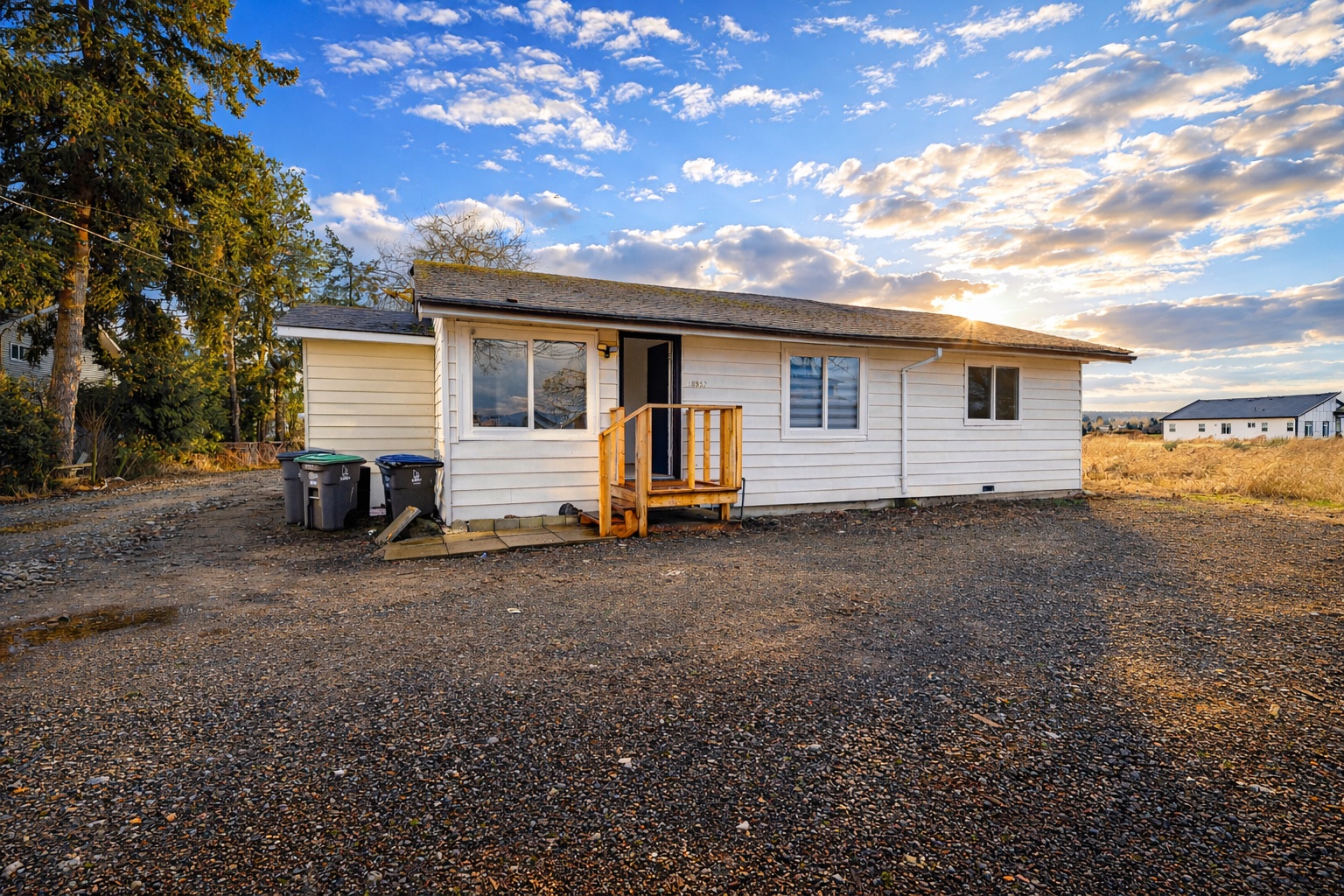 Surrey House: 16952 40 Ave