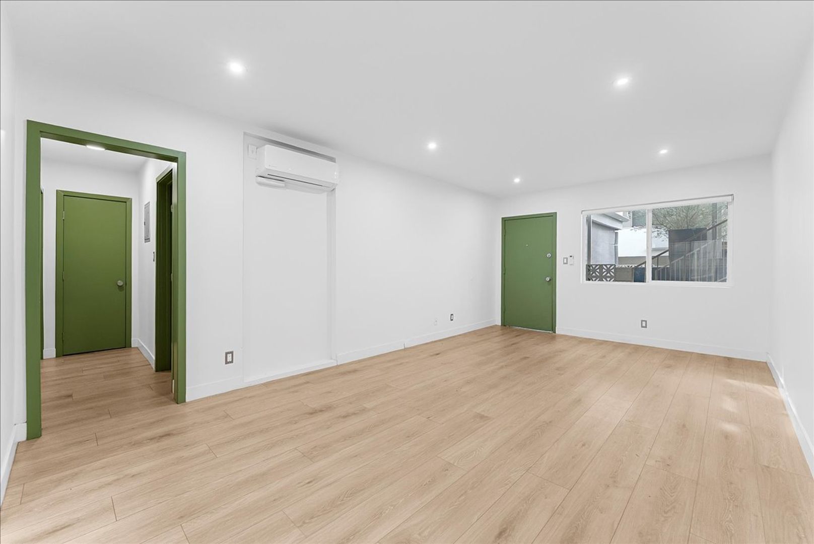 Los Angeles Apartment: 6615 Franklin Ave