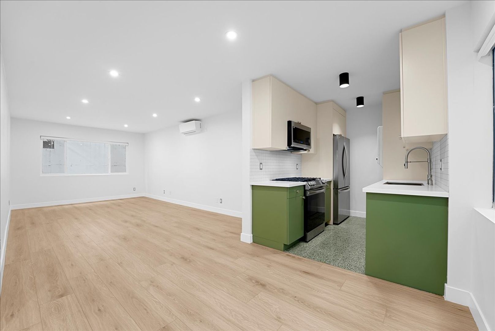 Los Angeles Apartment: 6615 Franklin Ave