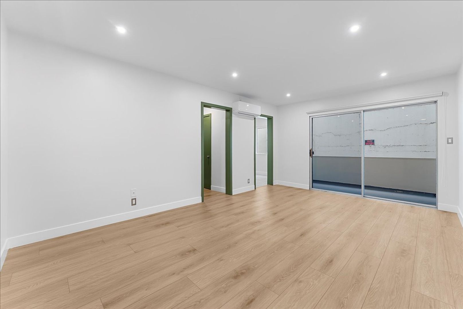 Los Angeles Apartment: 6615 Franklin Ave