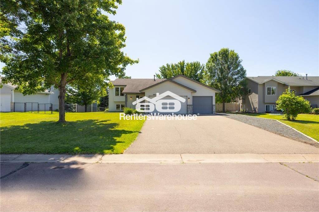 Chisago City House: 10815 Matthew Dr