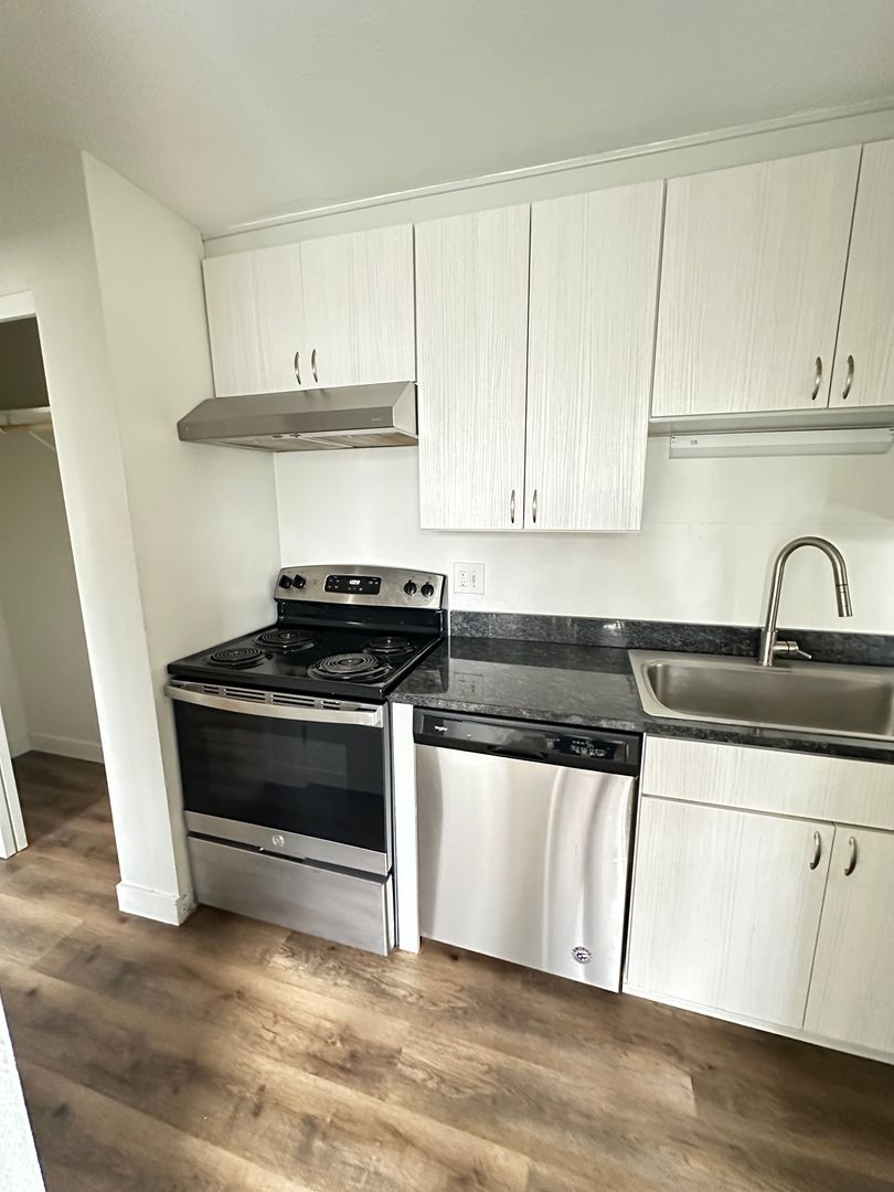 Englewood Apartment: 3377 S Clarkson St