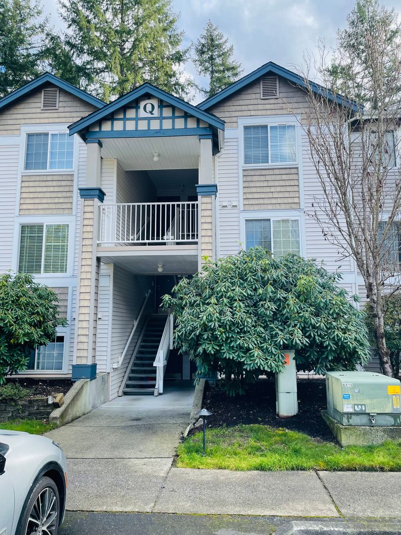 Sammamish Condo: 25235 SE Klahanie Blvd