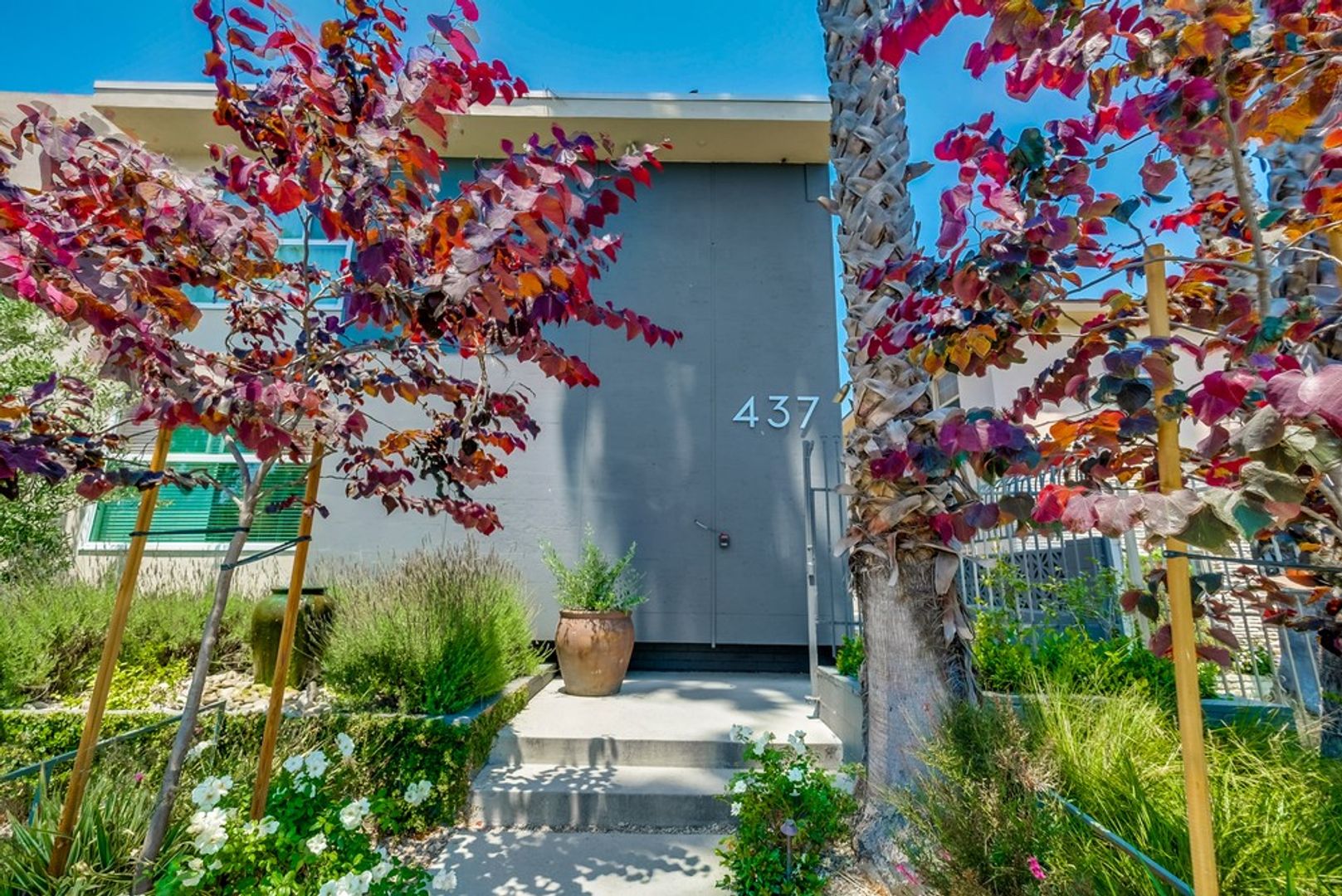 Inglewood Condo: 437 W Queen St