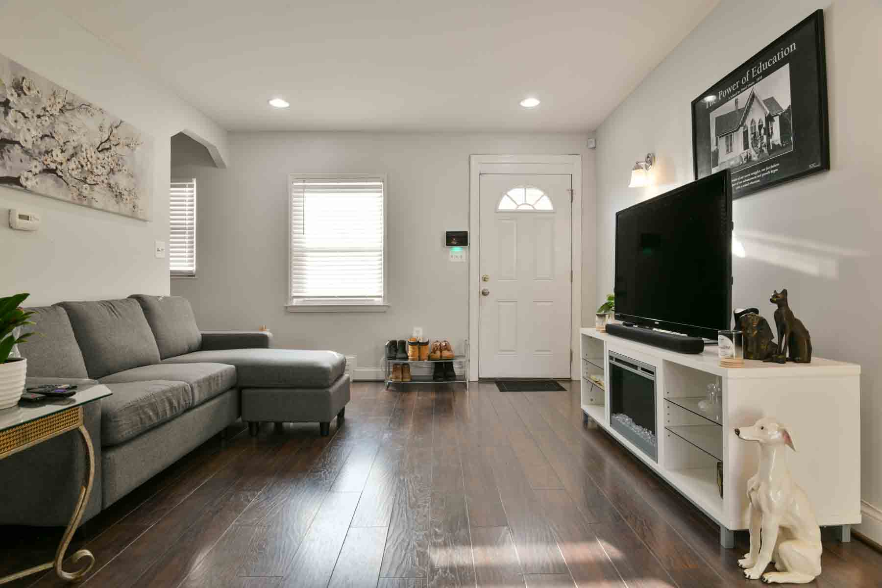 Washington House: 132 35th St NE