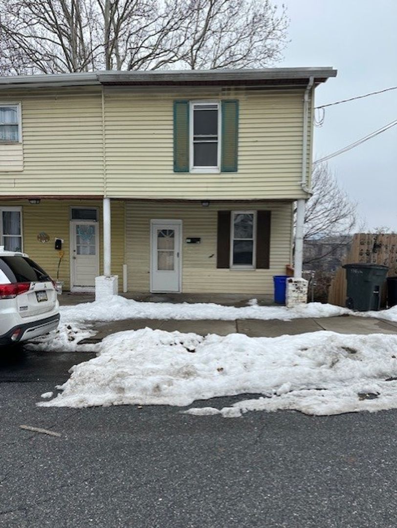 Steelton House: 330 S 4th St