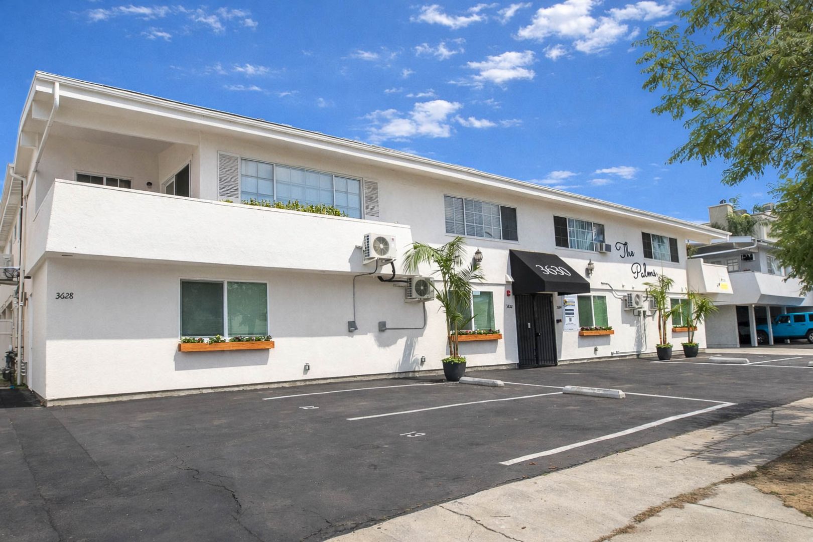 Los Angeles Condo: 3630 Midvale Ave