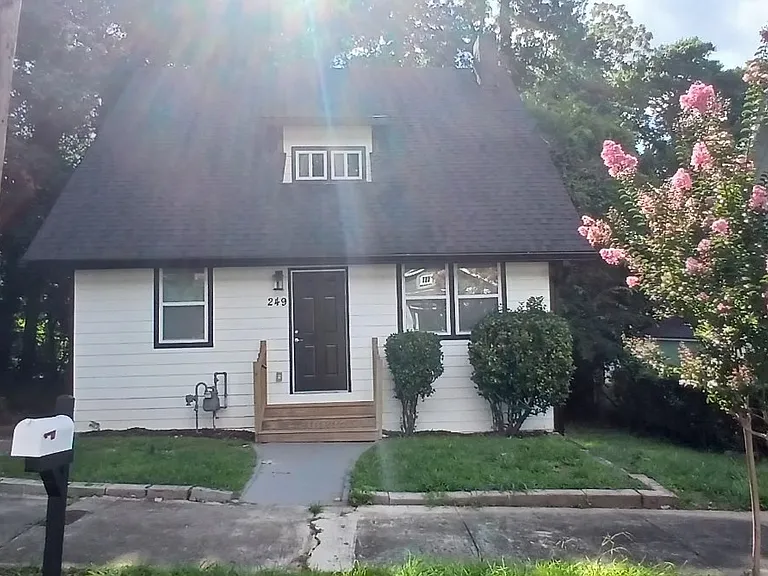 Atlanta House: 249 Laurel Ave SW