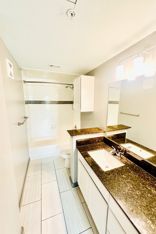 Elgin Condo: 200 Maple Lane