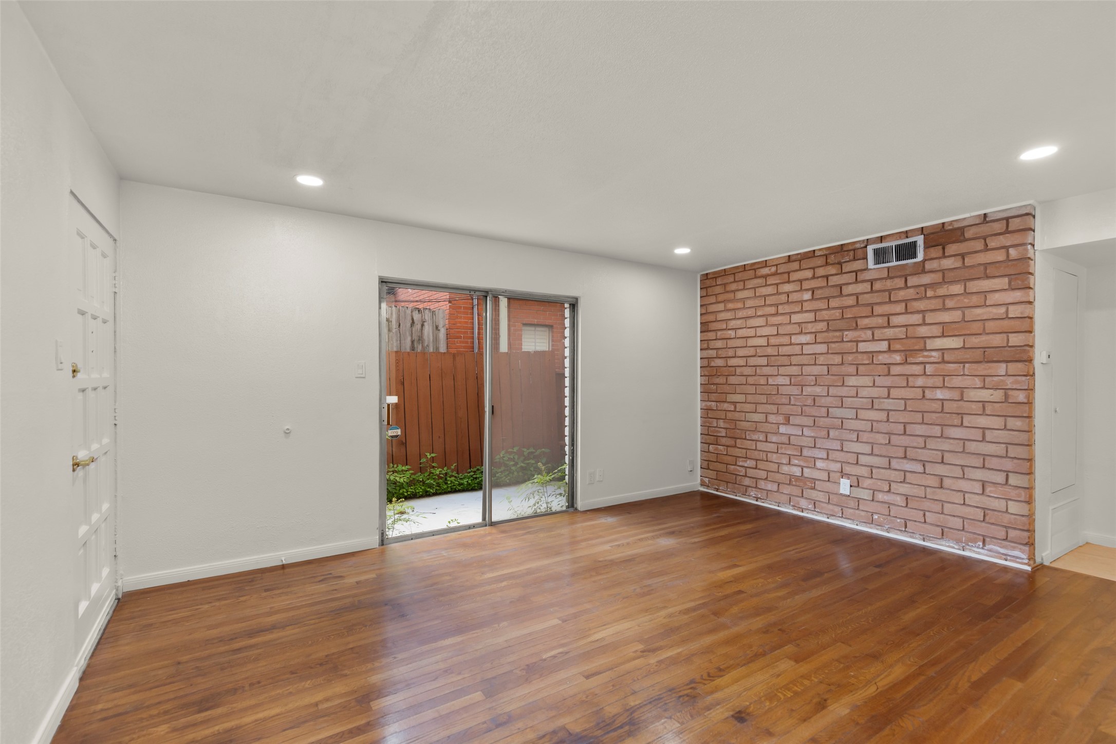 Houston Condo: 2229 Mimosa Drive