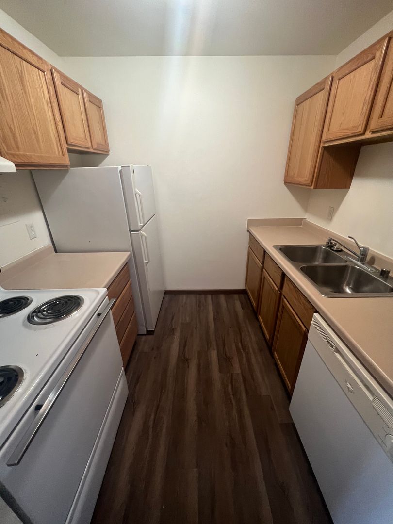 Sun Prairie Apartment: 242 Amber Trl