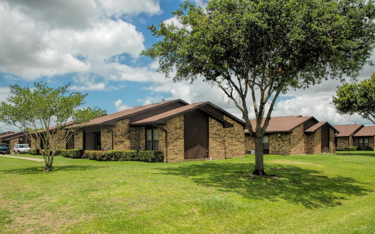 Angleton Condo: 1749 East Henderson Road