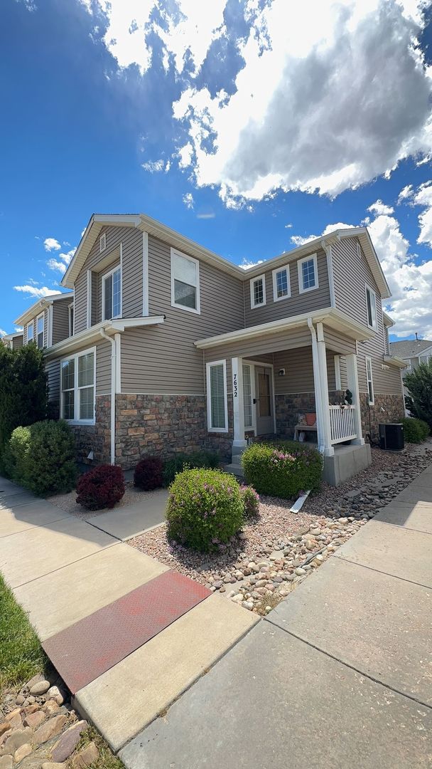 Fountain House: 7632 Sandy Springs Point