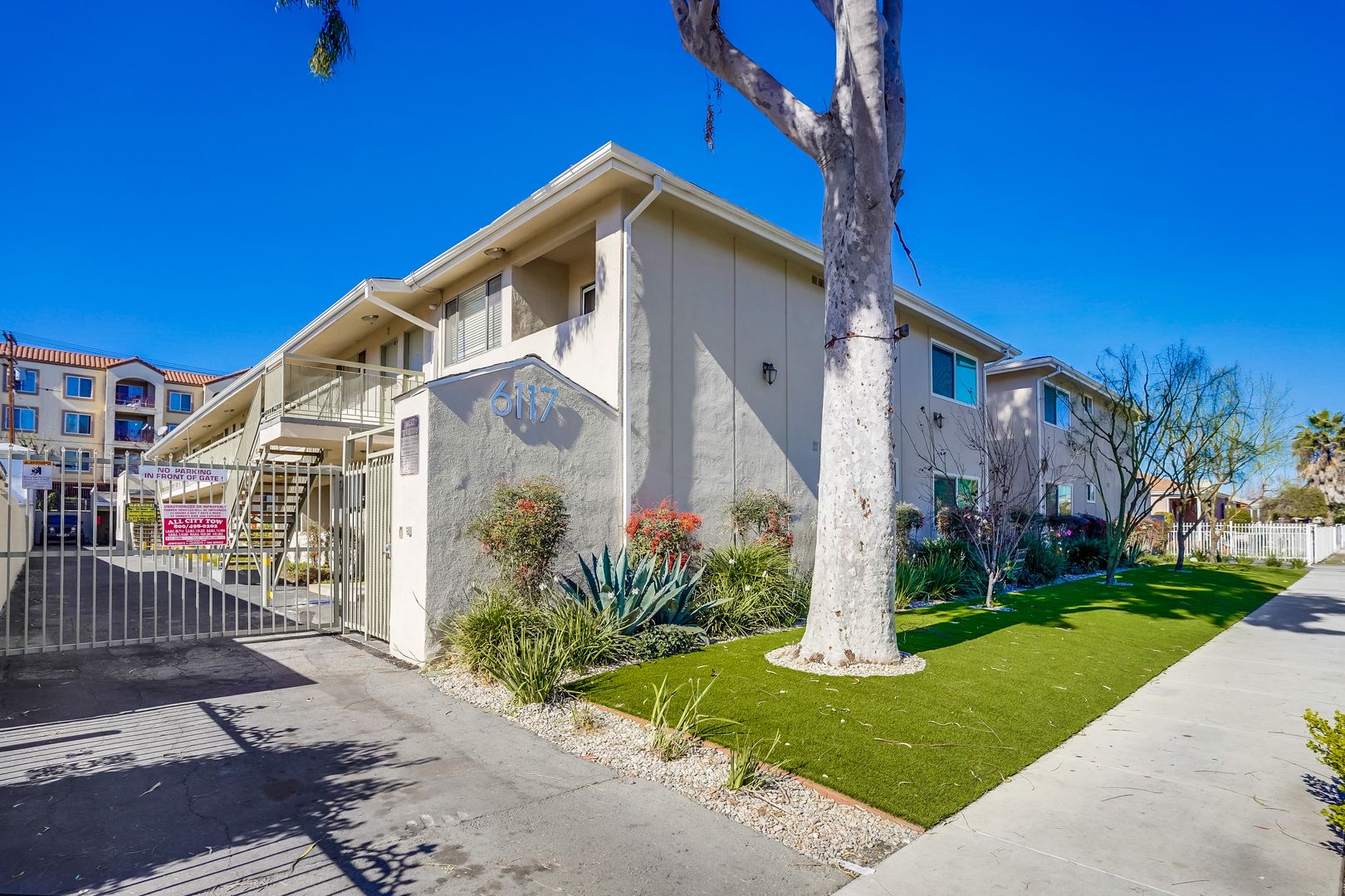 Los Angeles Condo: 6117 11th Ave