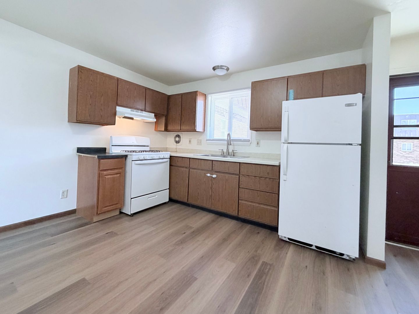Hartford Apartment: 823 S Wilson Ave