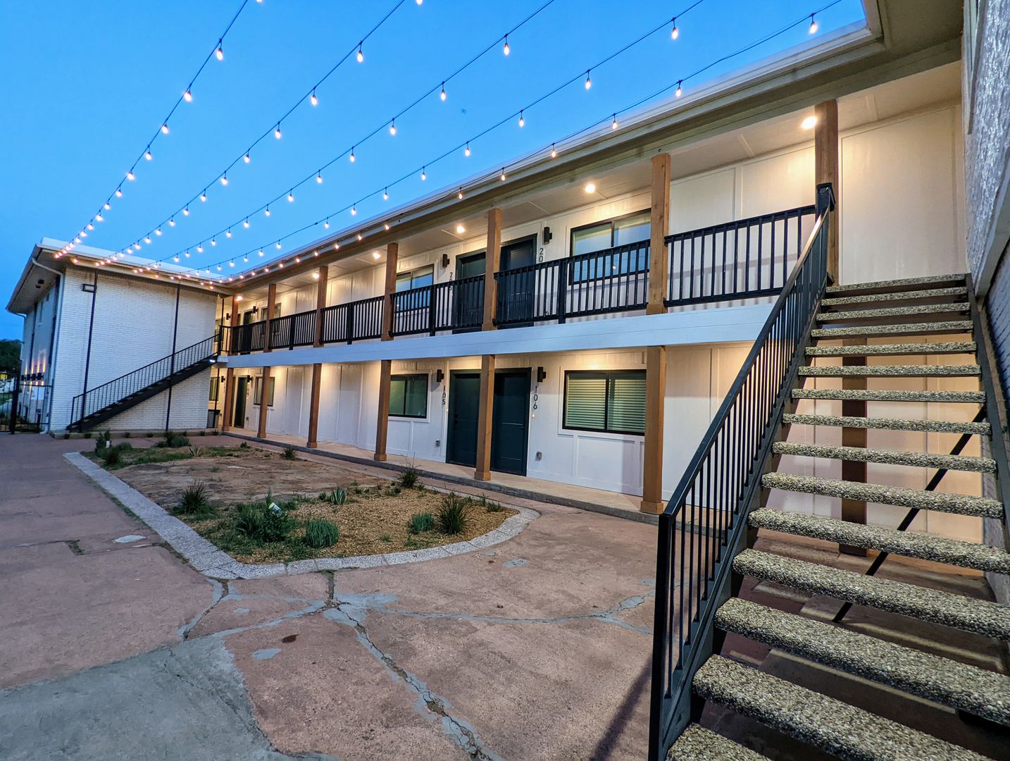 Dallas Apartment: 907 N Beacon St