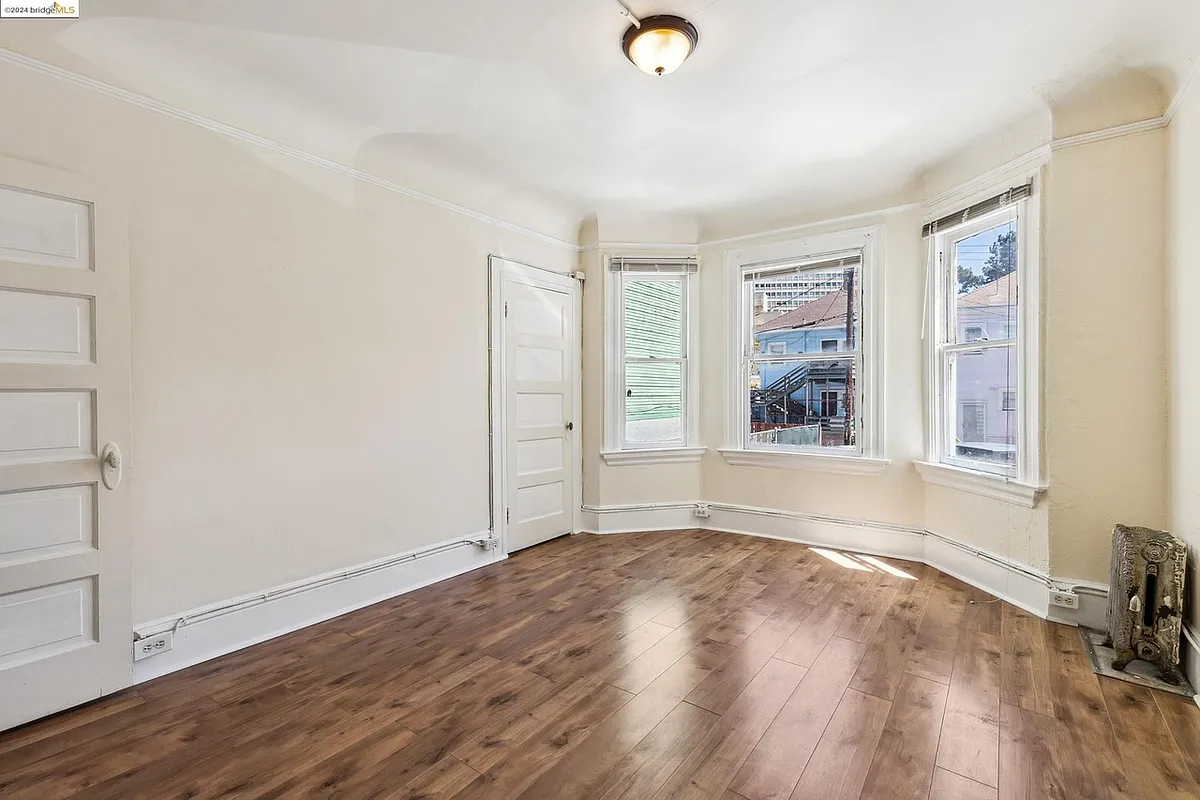 Oakland Apartment: 2306 Waverly St