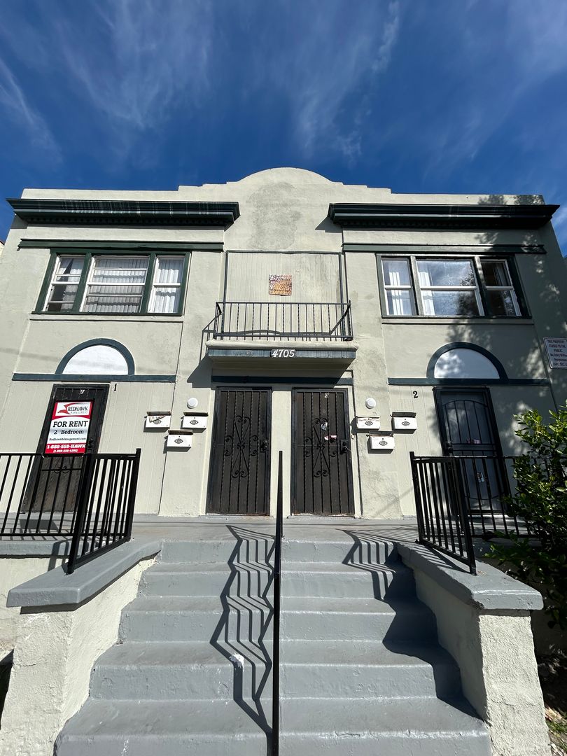 Los Angeles Condo: 4705 Willow Brook Ave.