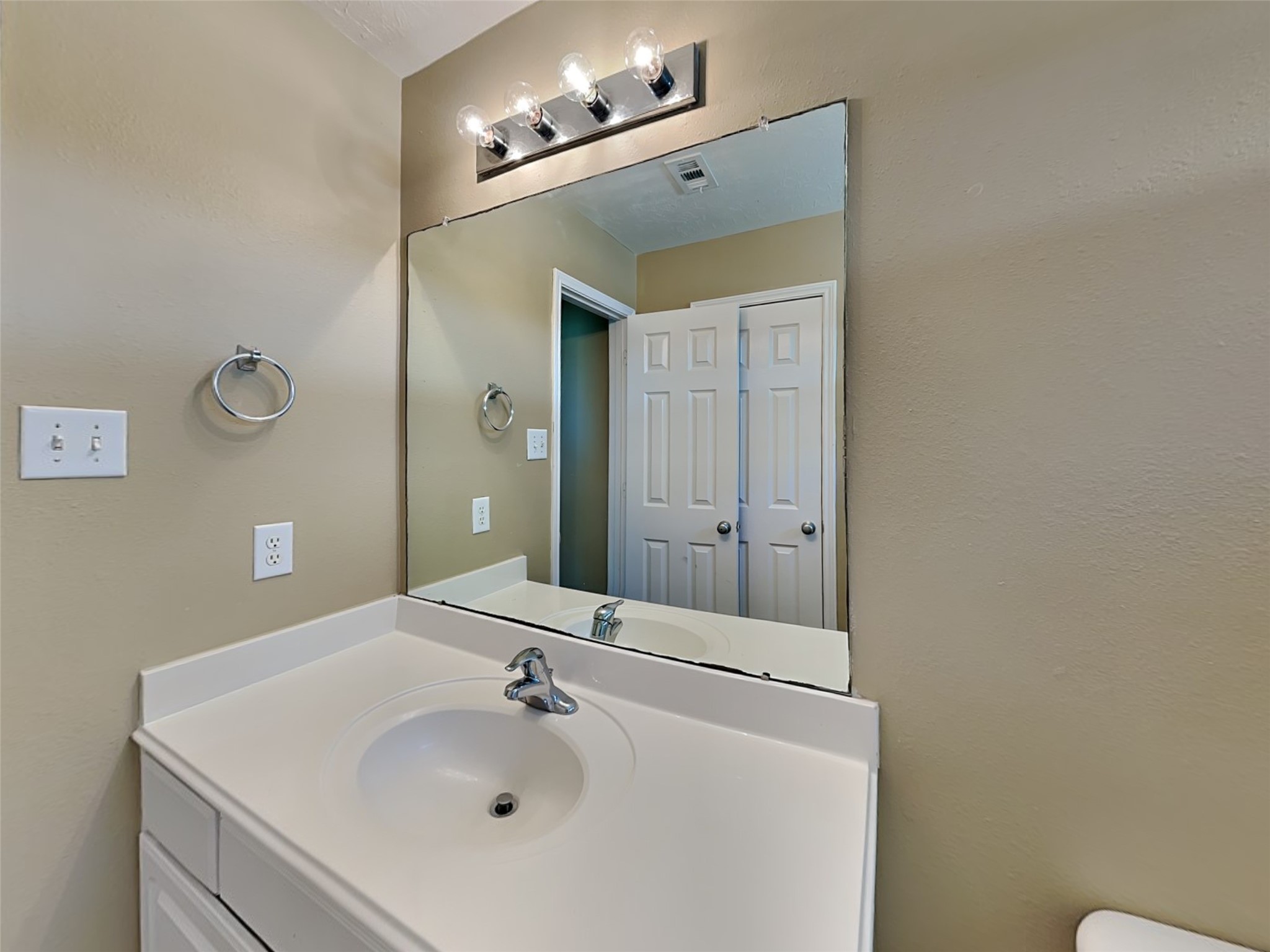 Baytown Condo: 913 Almond Street