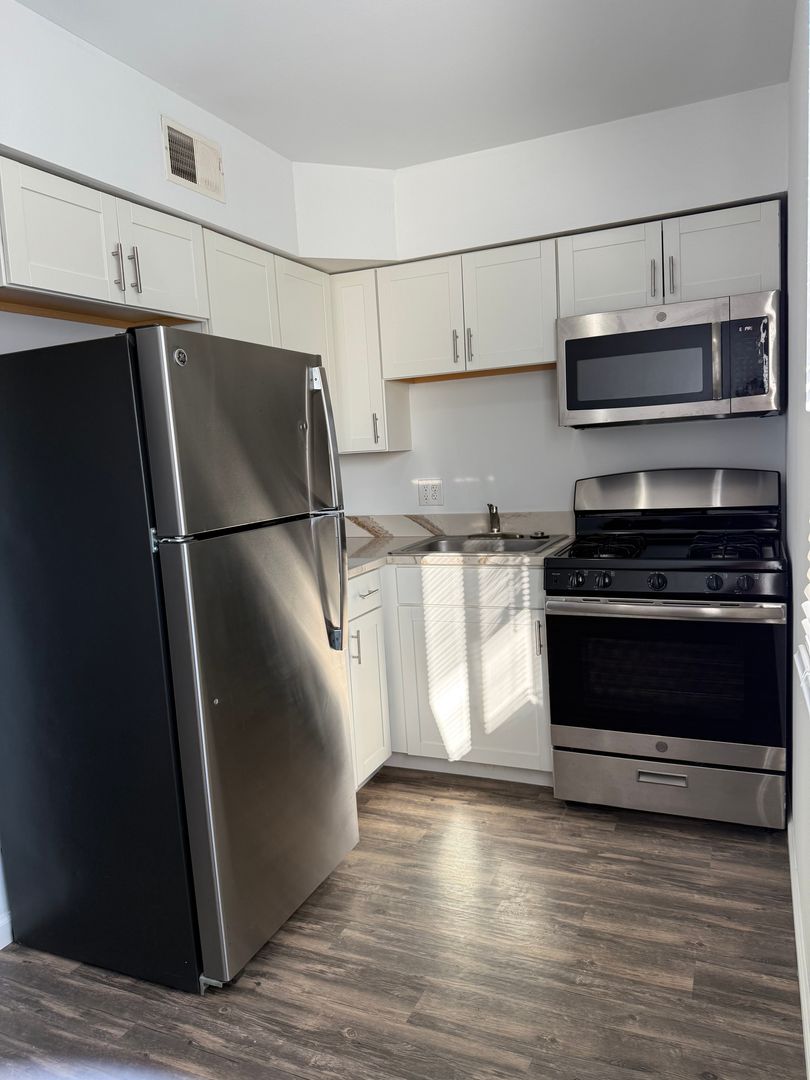 Warrenton Apartment: 100 Arlington Way