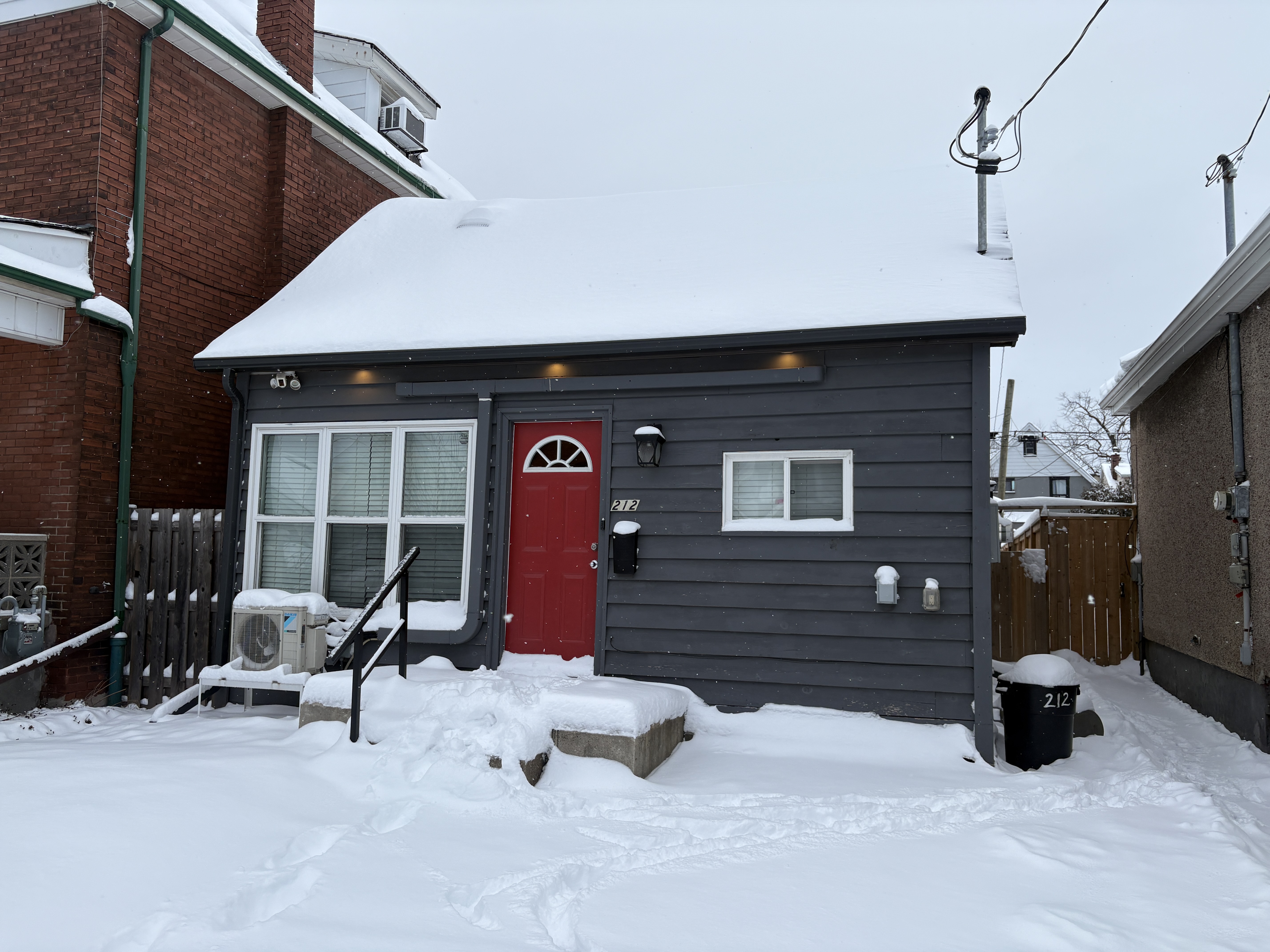 Hamilton House: 212 Rosslyn Ave North