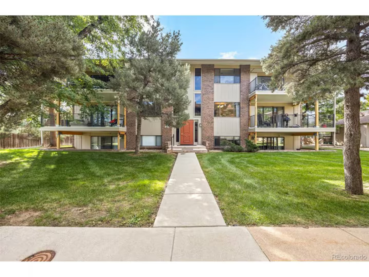 Lakewood Apartment: 1990 Fenton St