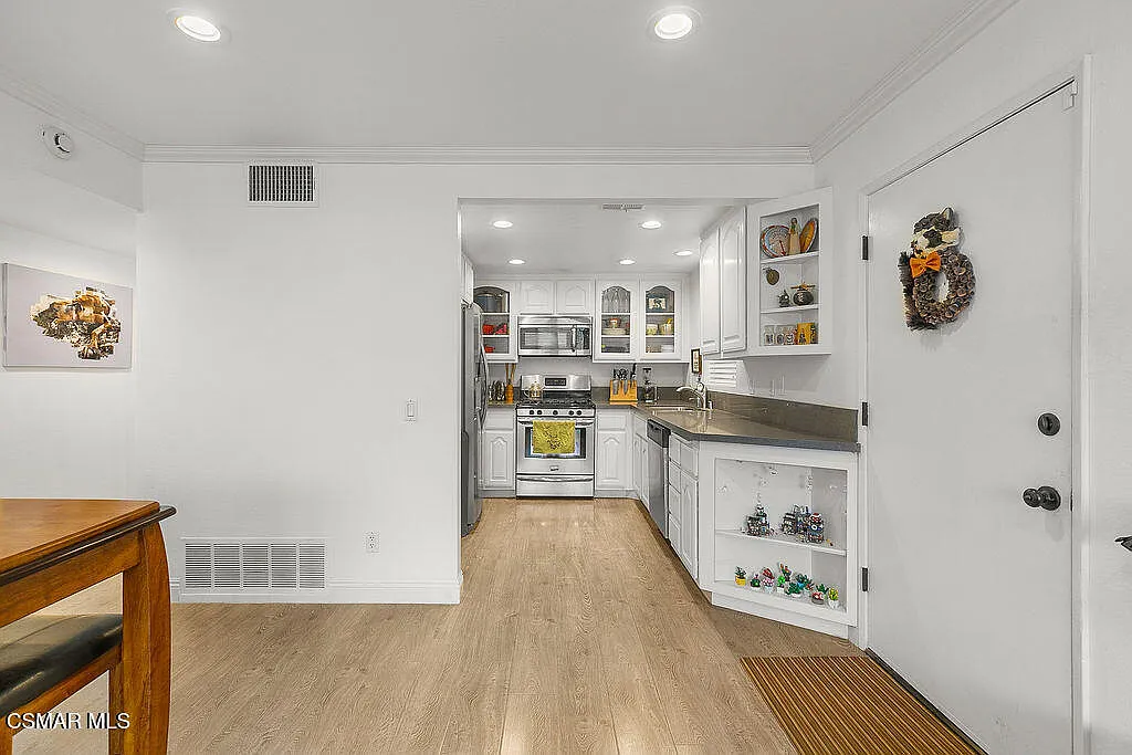 Thousand Oaks Condo: 1340 E Hillcrest Dr Unit 8