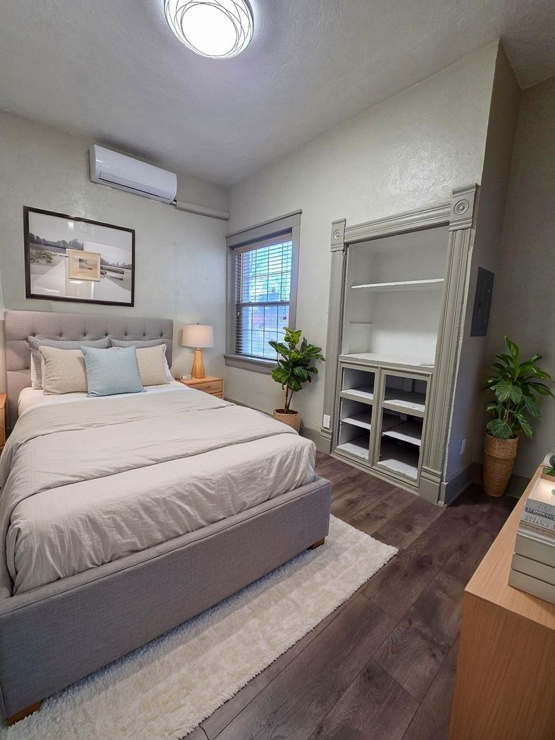 Pueblo Condo: 1000 Carteret Ave