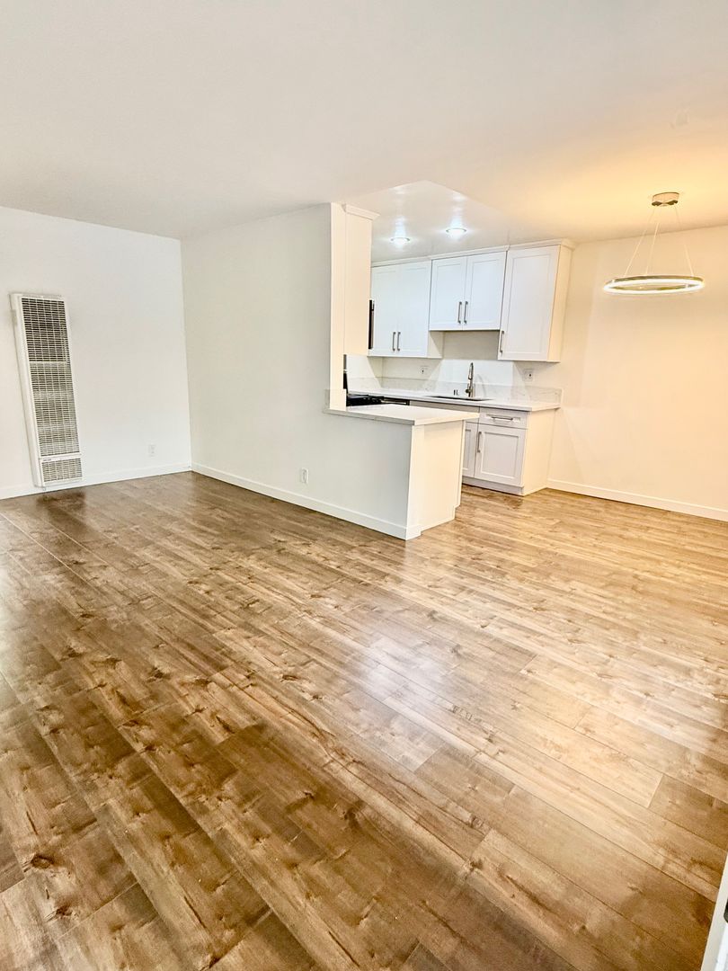 Los Angeles Condo: 11511 Rochester Ave. (Garden Terrace)