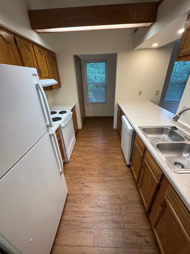 Madison Apartment: 1609 N Thompson Dr