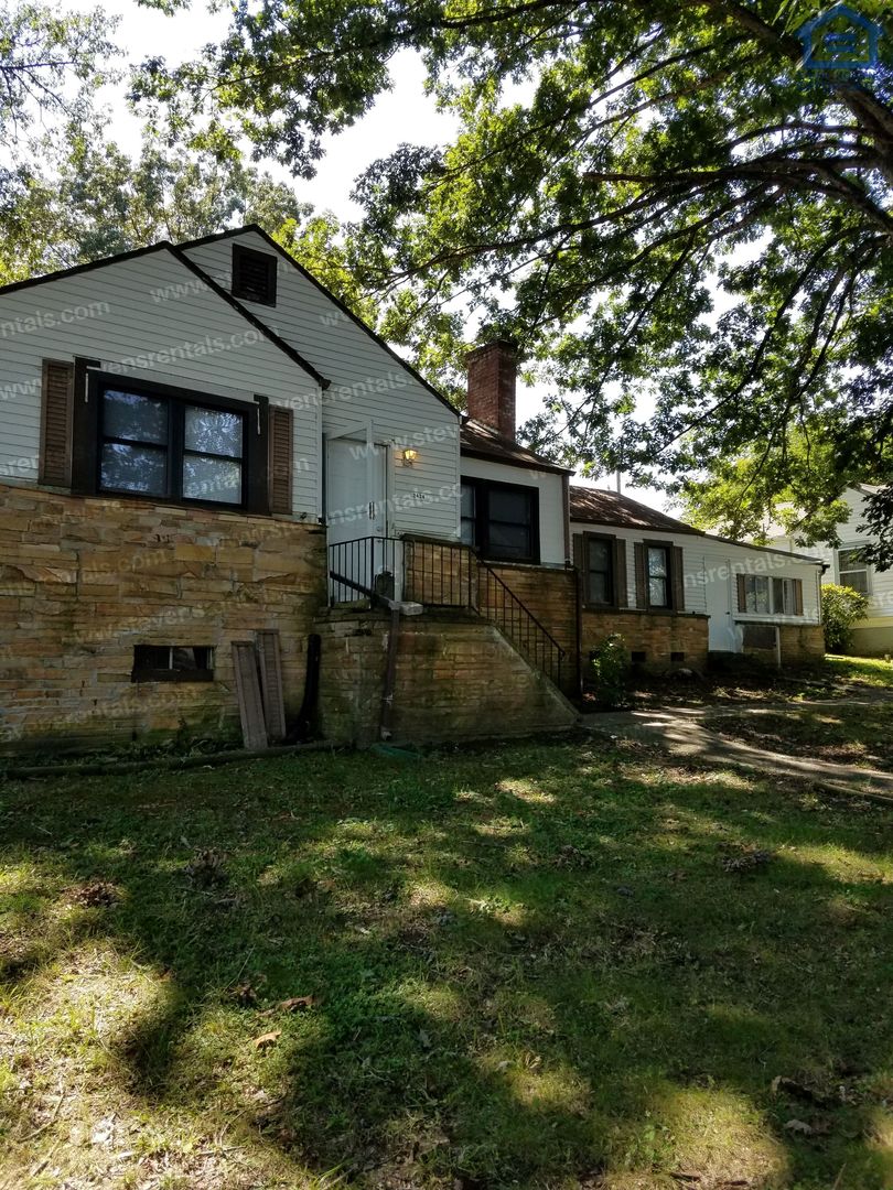 Knoxville House: 2420 Chicago Ave