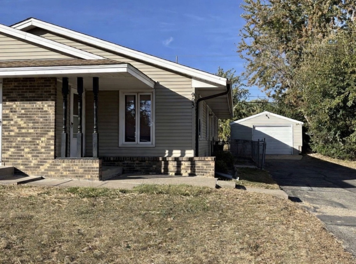 Apple Valley Townhome: 993 Oriole Dr