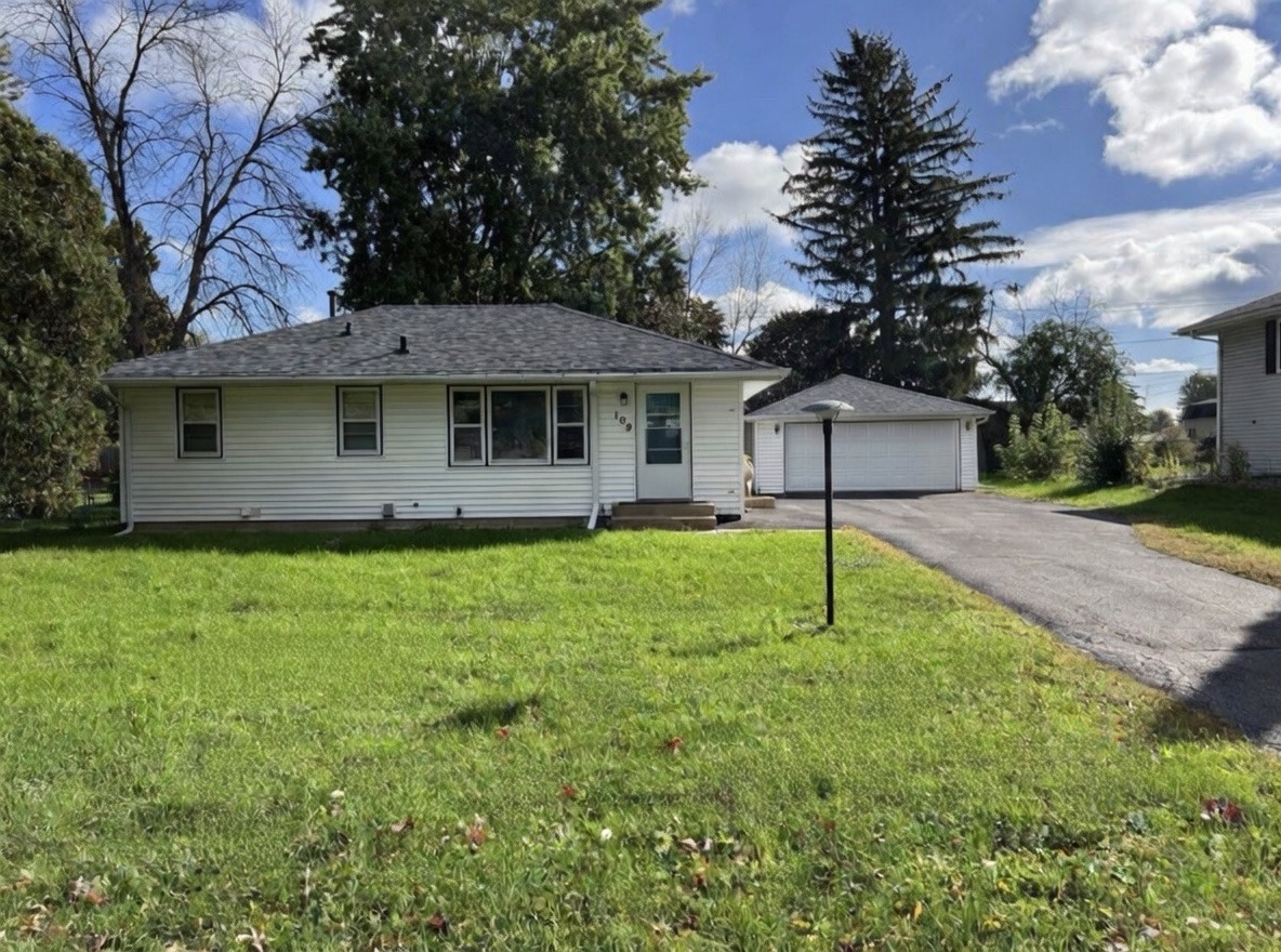 Apple Valley House: 109 Strese Ln