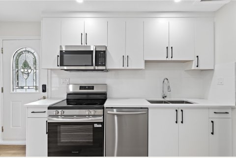 Maple Ridge House: 12822 229 St