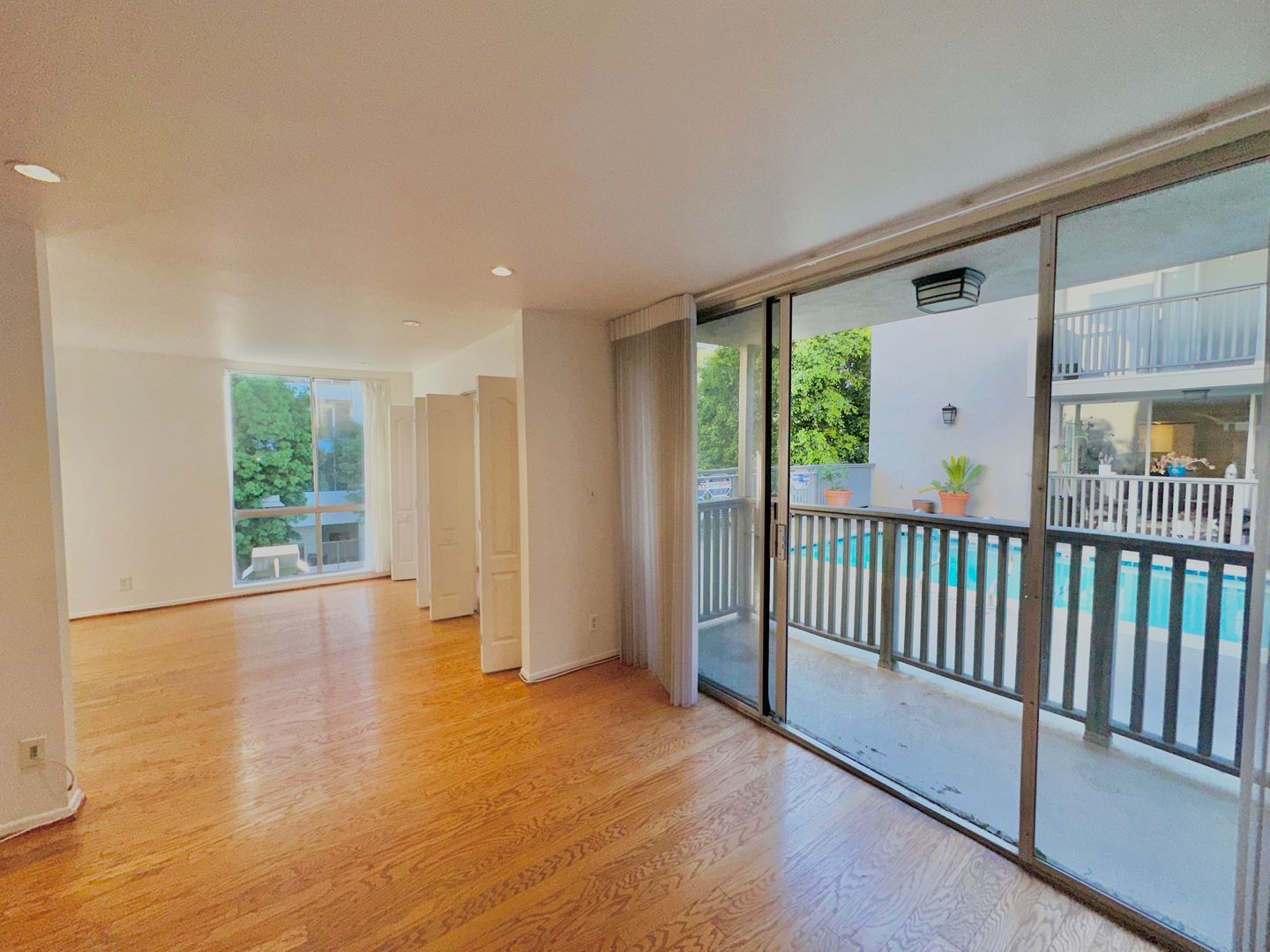 West Hollywood House: 1134 Alta Loma Rd