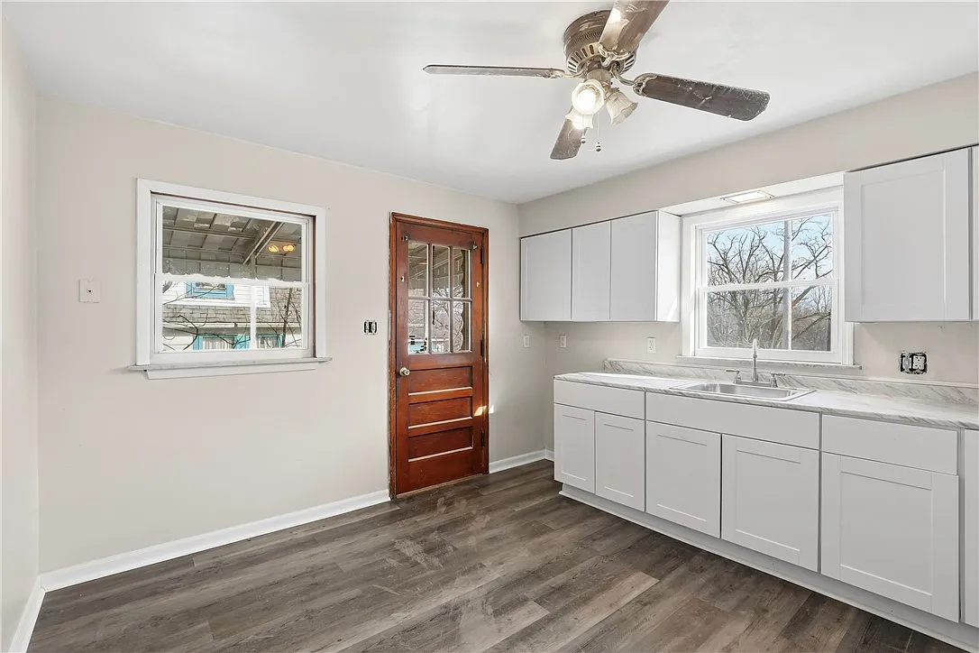 coraopolis House: 1865 Montour St Ext, Coraopolis, PA 15108