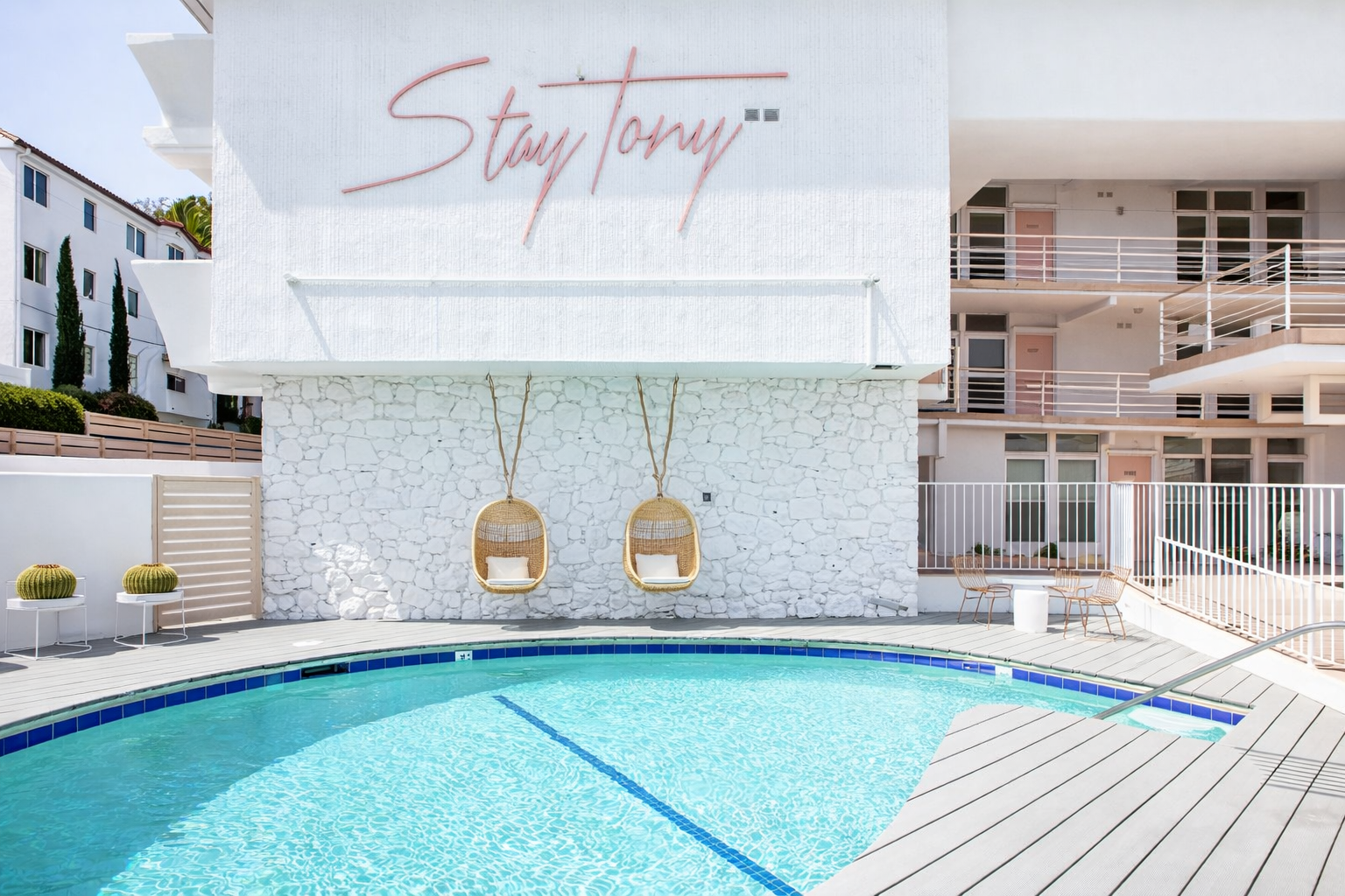 Los Angeles Apartment: 6871 Franklin Ave