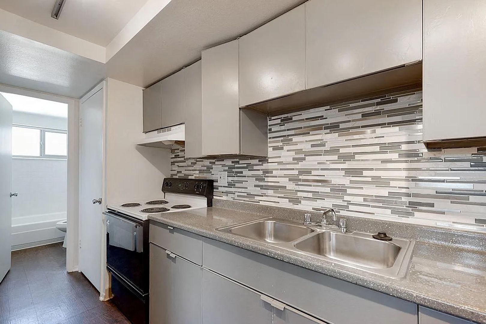 Denver Apartment: 809 N Dexter St