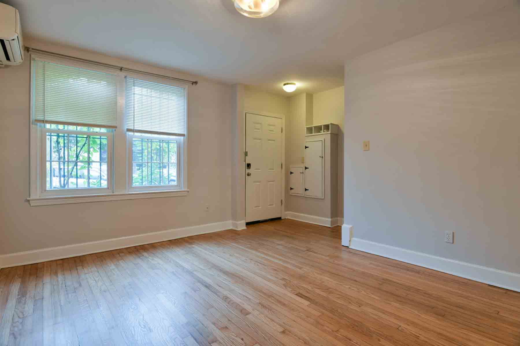 Washington House: 725 Kearny St NE