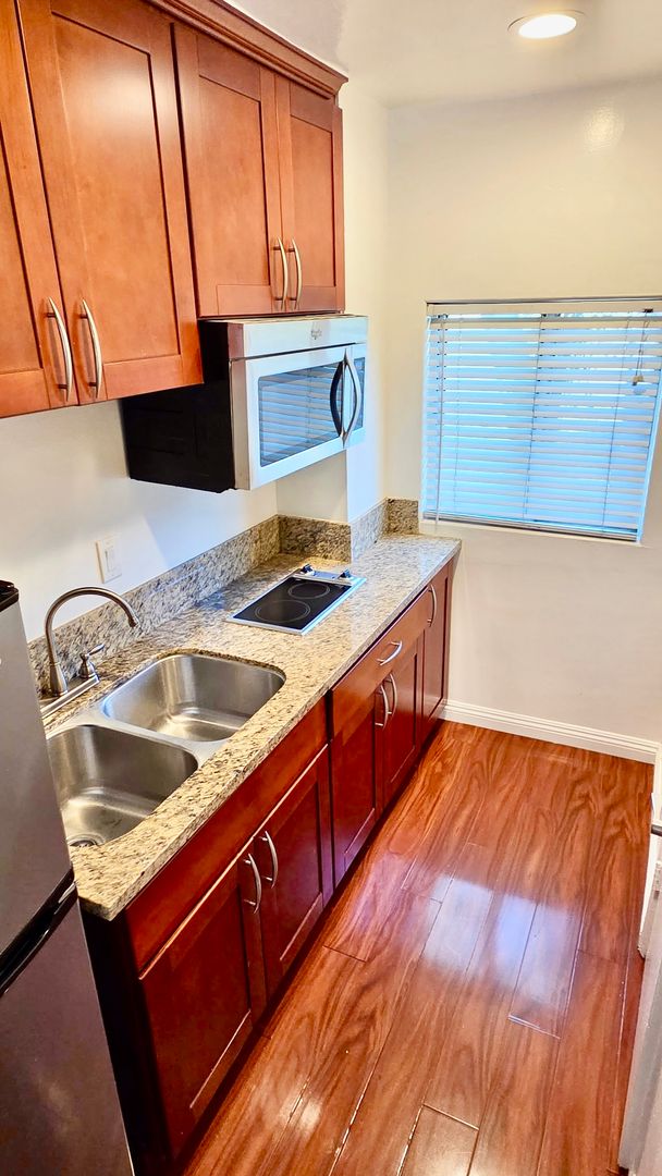 Los Angeles Condo: 11511 Rochester Ave. (Garden Terrace)