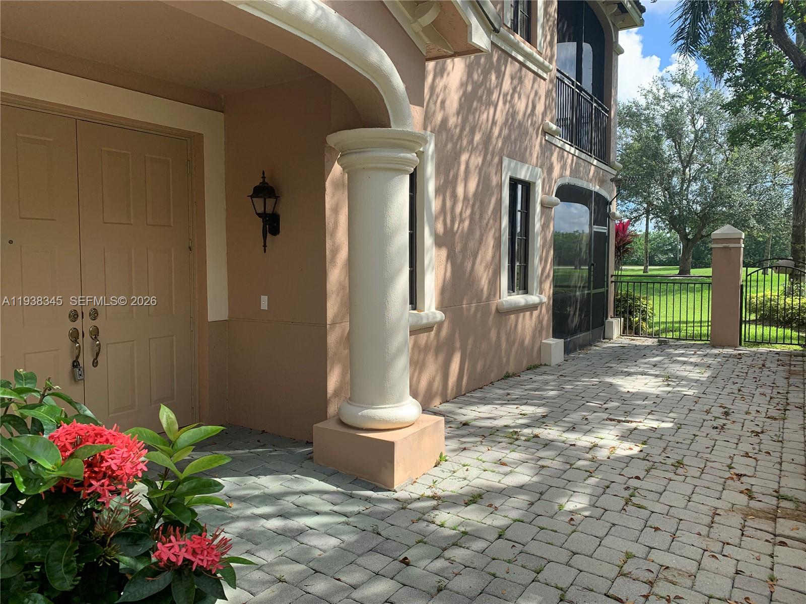 Weston Condo: Weston Hills