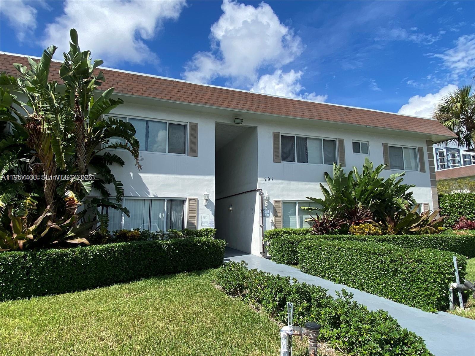 Pompano Beach Condo: Snug Harbor
